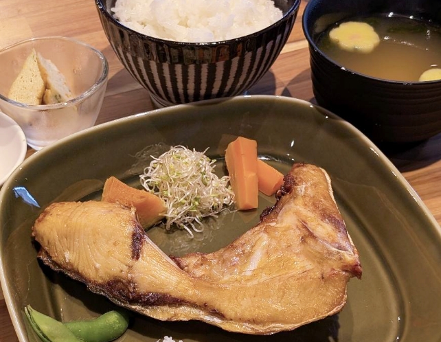 鰤かま塩焼きとごはん