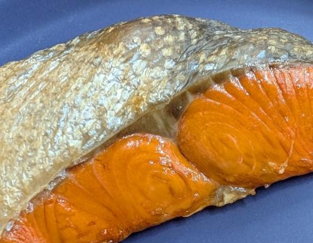 紅鮭塩焼きとごはん